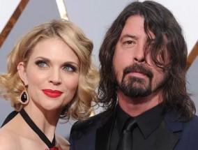 戴夫·格罗尔(Dave Grohl)透露婚外情是他为挽救妻子乔丁·布鲁姆(Jordyn Blum)的婚姻所做的“最后一搏”