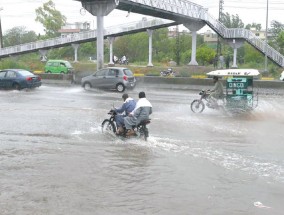 倾盆大雨折磨着骑自行车的人和行人