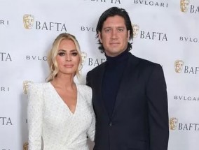 弗农·凯(Vernon Kay)说，《哈利·波特》(Strictly)的苔丝·戴利(Tess Daly)每年都会因为消费问题把他“关起来”一次